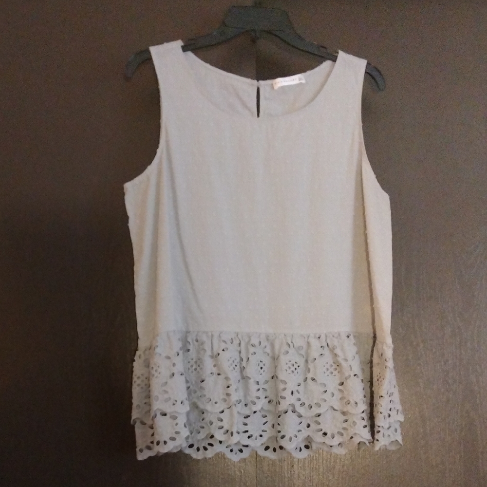 Chic Sleeveless Blouse with Lace Hem